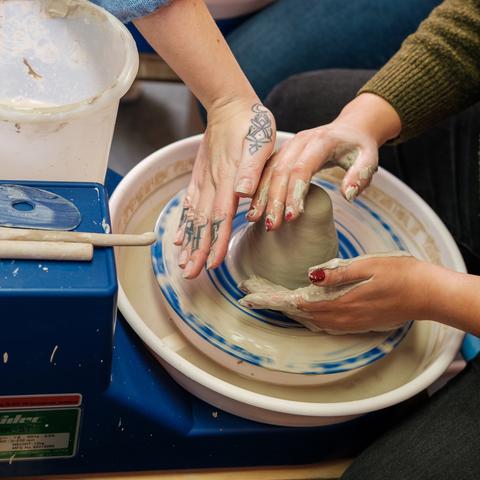 Pottenbakken op de draaischijf 