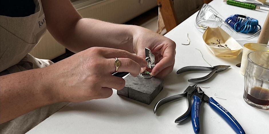 Maak je eigen ring met draad en kralen — foto 2