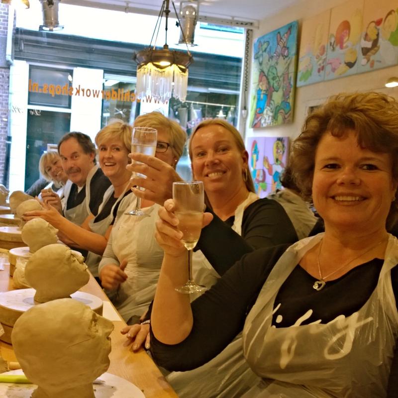 Boetseren van je hoofd of beeldhouwen in speksteen, een leuk groepsuitje in den haag.