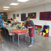 Workshops kleurrijk schilderen met acrylverf, art-journal of collage maken.