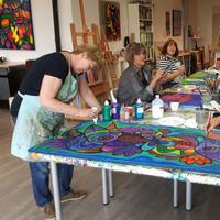 Workshops kleurrijk schilderen met acrylverf, art-journal of collage maken.