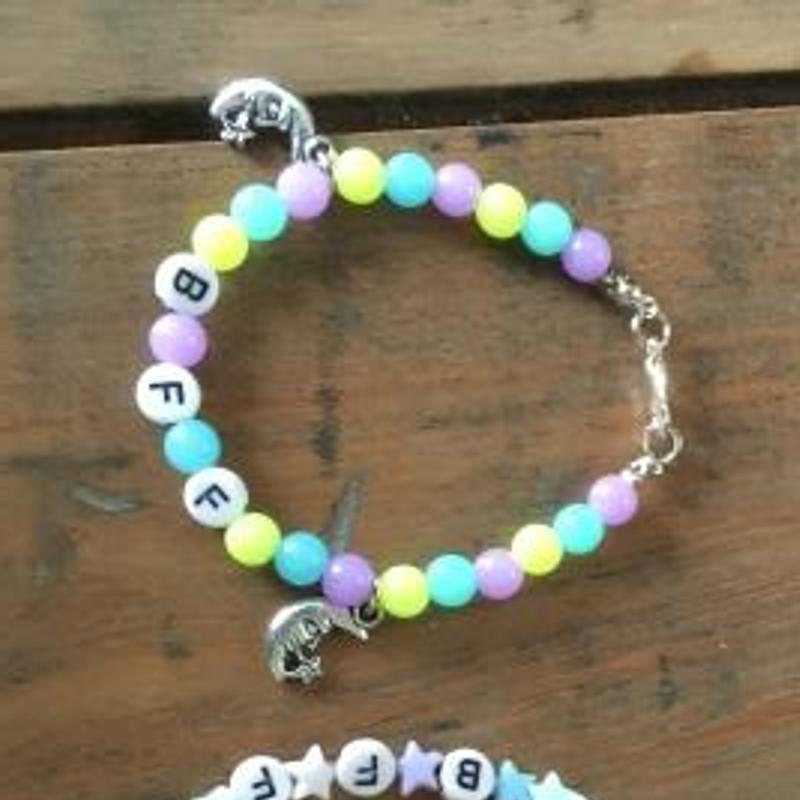 Tienerfeestje enkelbandjes maken — foto 3