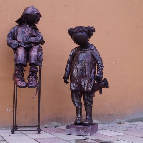 Kinderbeelden en tuinbeelden