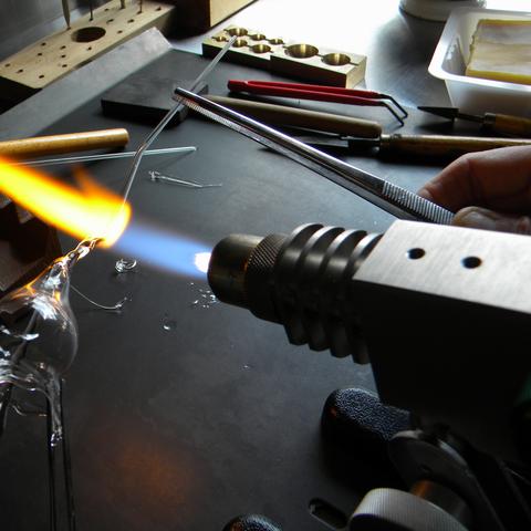 Glas aan de brander/glasblazen
