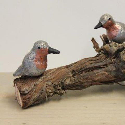 Maak met powertex drie vogels op een tak