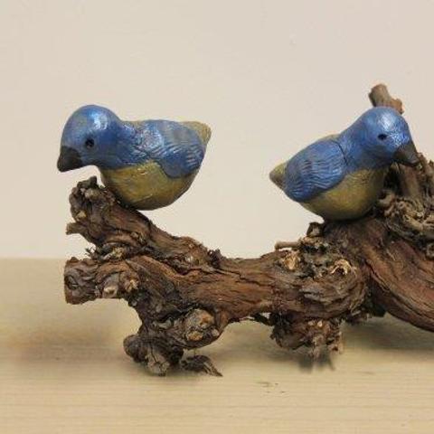 Maak met powertex drie vogels op een tak