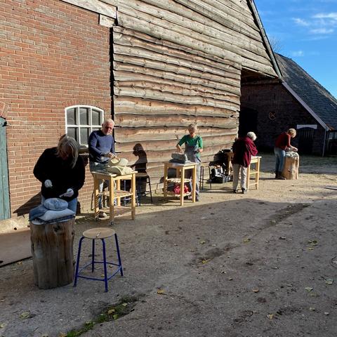 Beeldhouwen in speksteen bij monartatelier